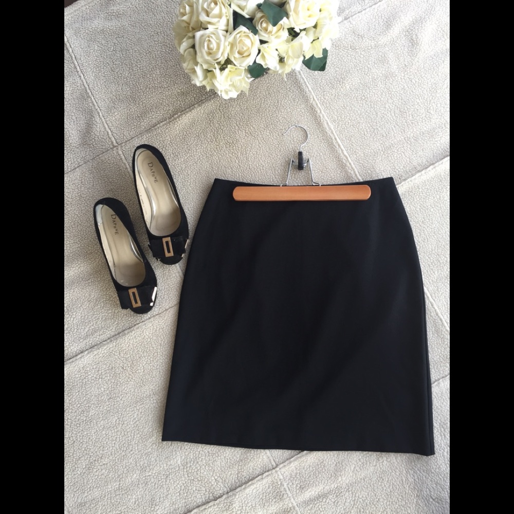 ❤️AnnTaylor Black Stretch Skirt